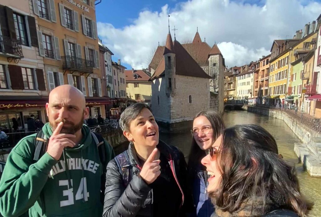 Participez à un jeu de piste ludique et original dans les rues de la vieille ville d’Annecy aussi appelé la Venise des Alpes, qui vous fera découvrir les secrets de ce quartier !